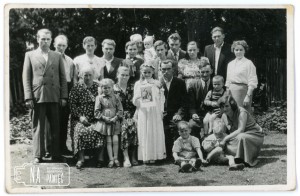 Lata 50. Komunia święta  Krystyny Dominiak, na zdjęciu rodzina i goście